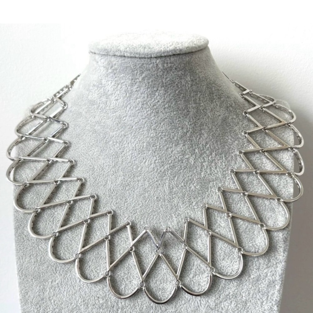 NWT NOIR STUYVESANT NECKLACE
Rhodium Plating